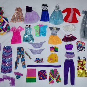 SUPER LOT OF 35 PIECES OF BARBIE DOLL & FRIENDS SIZED CLOTHES CLOTHING